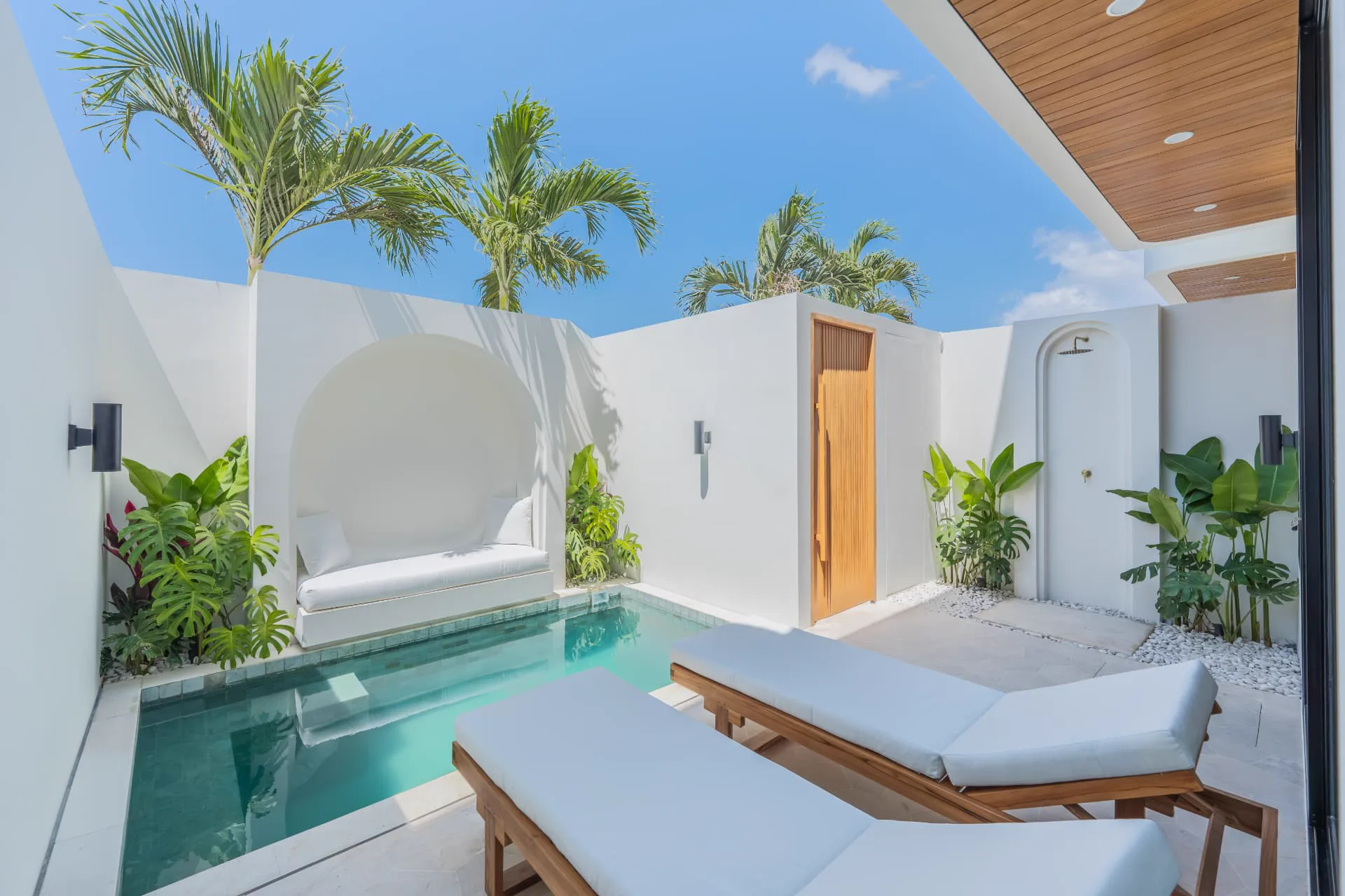 Maraluna villa private pool, daybed and palm trees